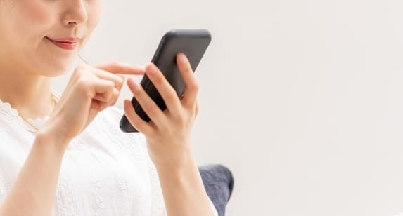 イメージ:携帯を見る女性